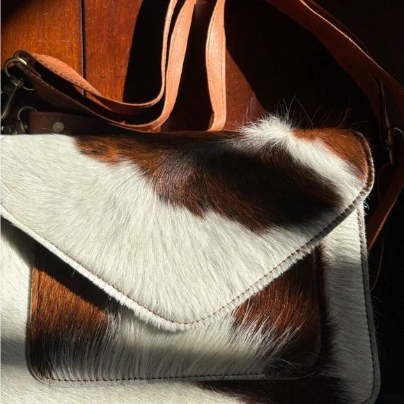 Cowhide crossbody in White and Brown - Picture 3 of 4